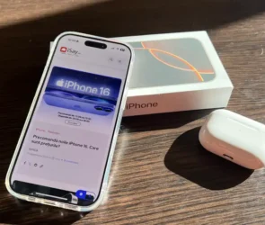 iPhone 16 Pro lângă cutie și AirPods Pro