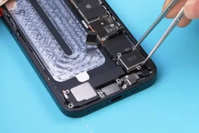 Cum arată iPhone 16e la interior fără MagSafe