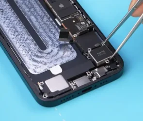 Cum arată iPhone 16e la interior fără MagSafe