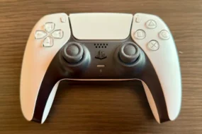 Problemă joystick analog la un controller DualSense pentru PS5