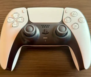 Problemă joystick analog la un controller DualSense pentru PS5